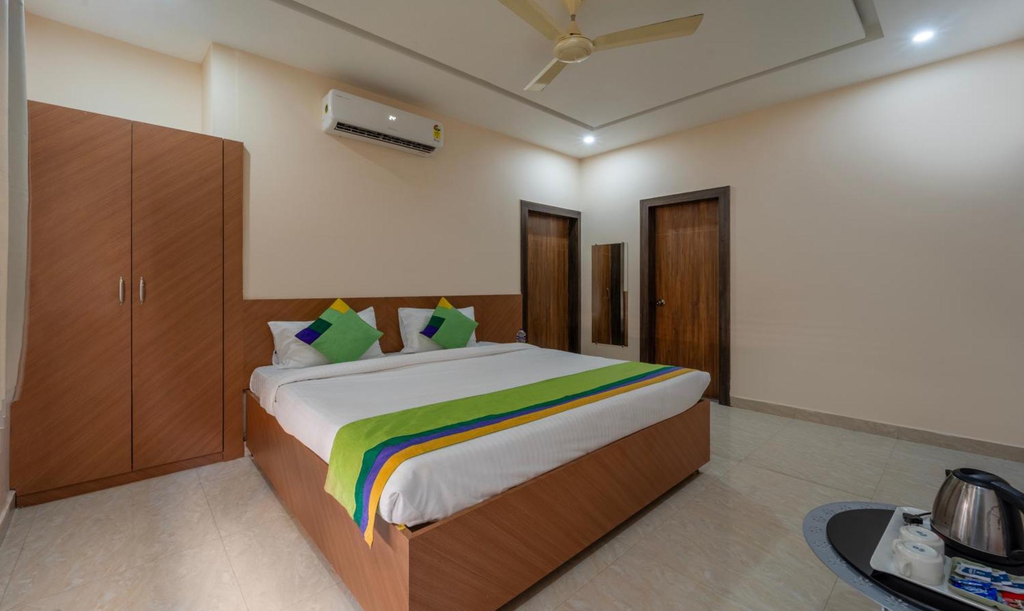 Treebo Raj Palace Varanasi Exterior photo